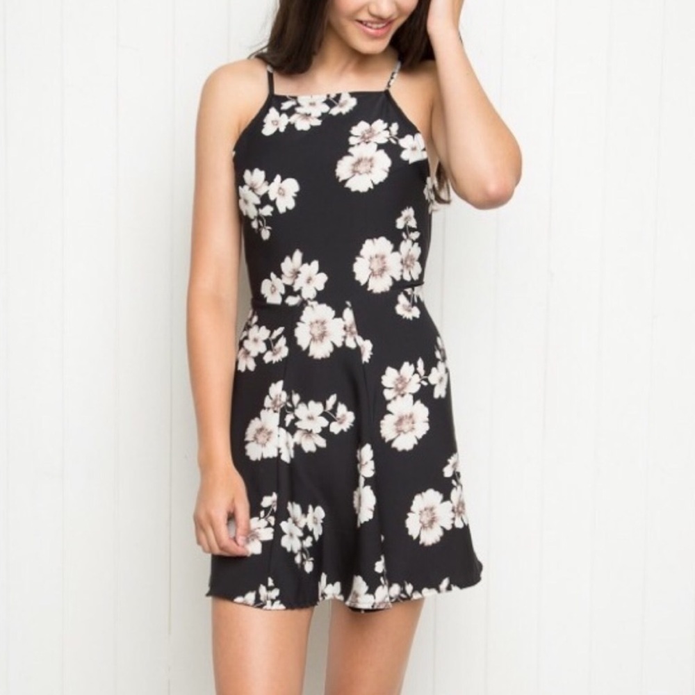 Brandy MELVILLE KIRSTEN FLORAL DRESS 💖🛍